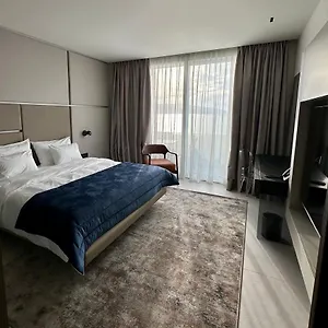 Abi's & Hotel